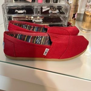 Red espadrilles Tom’s
